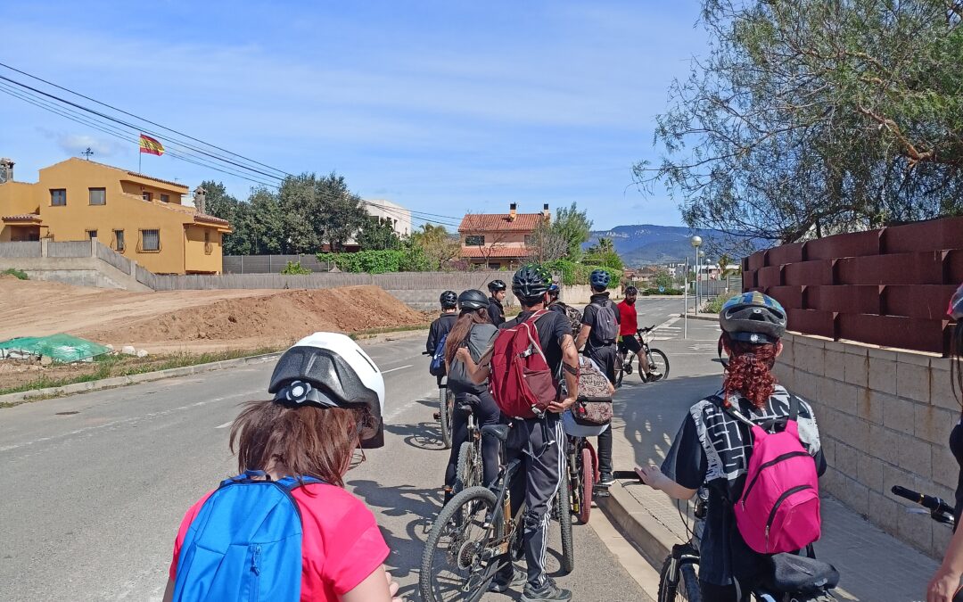 Pedalada i taller de mecànica amb joves a Reus